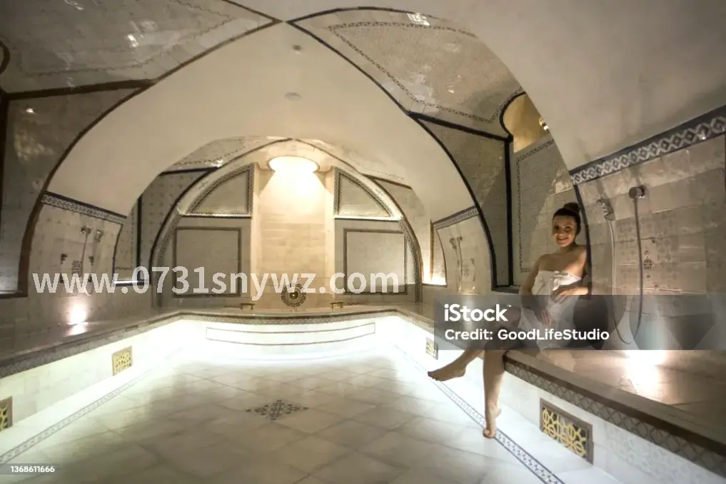 经验丰富的中医师正在进行推拿