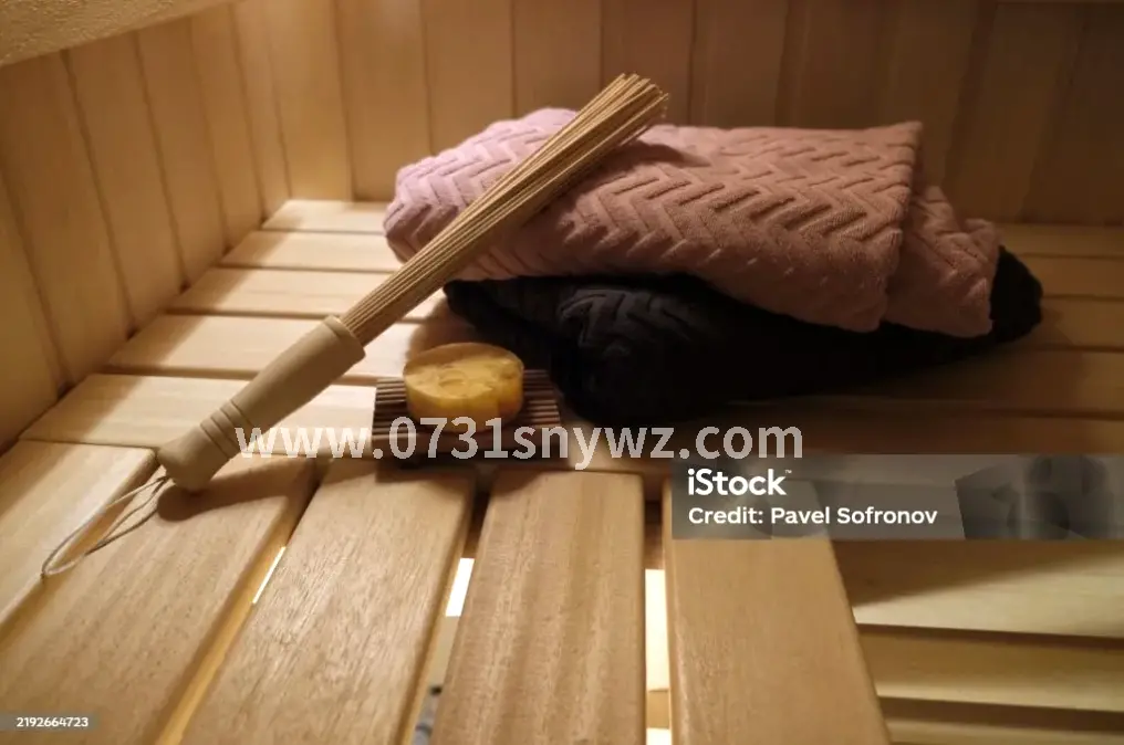 长沙按摩技师正在为顾客进行按摩