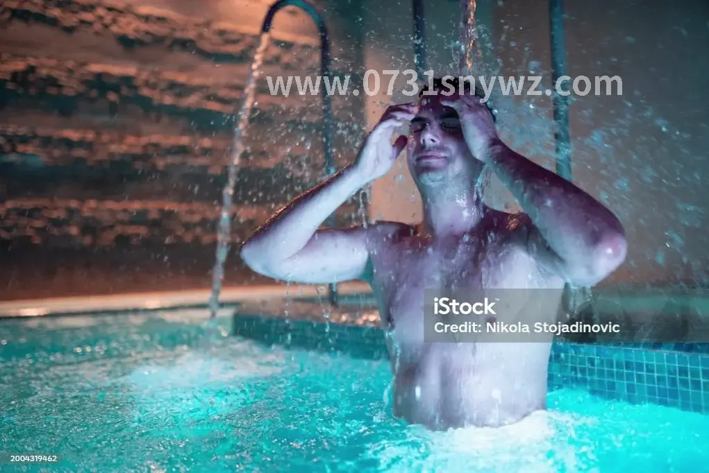 长沙按摩大师正在为顾客进行按摩