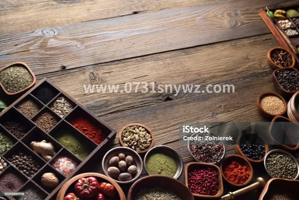 长沙推拿阿姨正在为顾客进行肩颈按摩,面带微笑,顾客表情放松